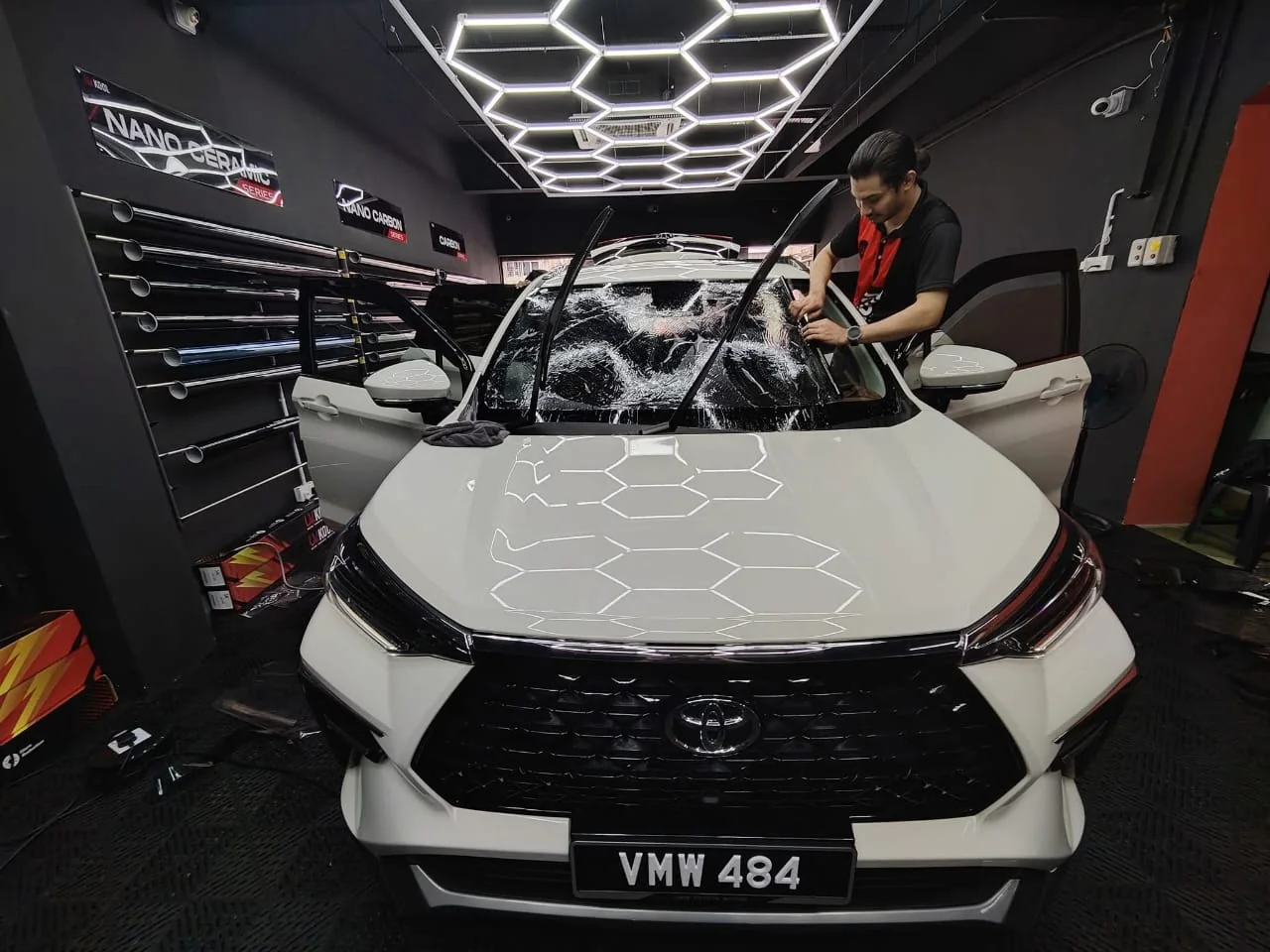 Proses pemasangan tinted pada cermin hadapan kereta putih di UV KOOL Tint Maluri