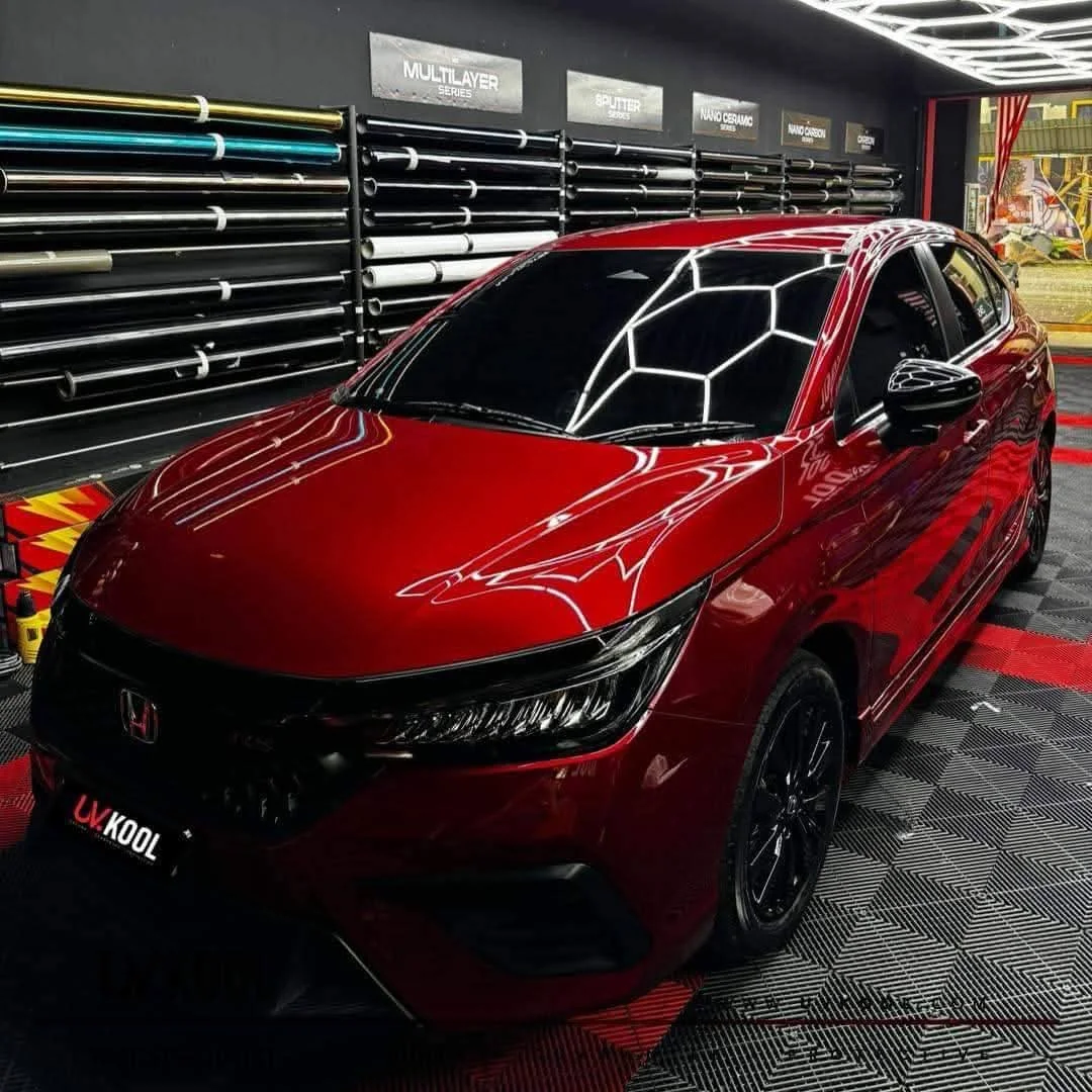 Kereta merah di ruang pemasangan UV KOOL Tint Maluri
