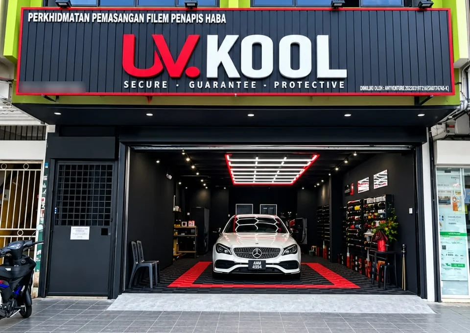 Bahagian hadapan outlet UVKOOL Maluri dengan papan tanda dan pintu masuk bengkel